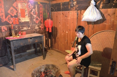 邱巧媚經(jīng)常一個人坐在屋里發(fā)呆。本版圖片京華時報記者 韓林君 攝