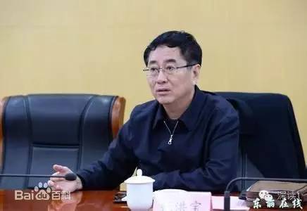 通報(bào)指出，張洪寶眼看著幾年前還不知名的個(gè)體老板搖身一變成為大企業(yè)家，心里既艷羨又發(fā)酸，滋生了“我為他們贏得了好的發(fā)展機(jī)遇，收些款物就權(quán)當(dāng)是對(duì)我這些年辛勤工作的一種補(bǔ)償”的念頭。于是他開始熱衷于與身邊的企業(yè)老板拉拉扯扯、勾肩搭背，剛開始只是幾頓飯、幾張卡，日積月累，越陷越深，不給錢不辦事，給了錢才辦事，在東麗人稱