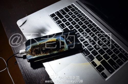 根據(jù)圖片來看，蘋果MacBook Pro筆記本觸控面板左邊部分被熏黑，而且該網(wǎng)友也提供了充電設(shè)備，就是三星Note 7原裝充電器。
