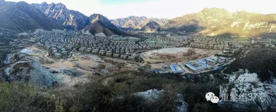 河北淶水“青青小鎮(zhèn)”1-6期全景圖，上百棟別墅組成的別墅群依山而建。部分山體被炸平，準備建起聯(lián)排雙拼別墅。    新京報記者 大路 攝