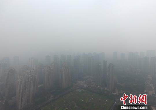  1月5日，重慶主城上空一片灰蒙蒙。