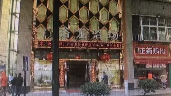 張阿姨說，附近柜臺一名工作人員，說什么也不讓她在這塊走廊哄孫女，幾句不和，雙方吵了起來。