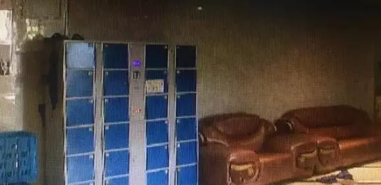 事后一家在浴場里燃放爆竹？