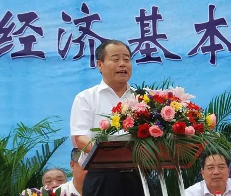 信發(fā)集團(tuán)發(fā)展成為一家集發(fā)電、供熱、氧化鋁、電解鋁、碳素、燒堿、聚氯乙烯、電石、鋁深加工等產(chǎn)業(yè)于一體的現(xiàn)代化大型企業(yè)集團(tuán)，位于山東聊城茌平縣。2016年10月，信發(fā)集團(tuán)董事局主席張學(xué)信在接受山東商報采訪時表示，44年企業(yè)沒有一名員工離職。