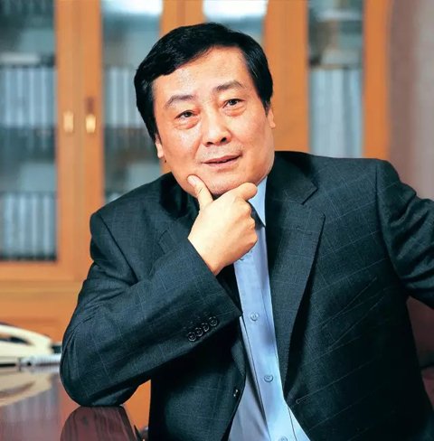 靠一瓶一瓶賣水發(fā)家的娃哈哈董事長宗慶后曾接受《環(huán)球時報》采訪表示，企業(yè)家社會責(zé)任除了體現(xiàn)在為社會創(chuàng)造財富，解決更多就業(yè)，以及增加稅收貢獻(xiàn)，再者就是要把員工照顧好，讓員工在企業(yè)發(fā)展，收入生活水平提高。