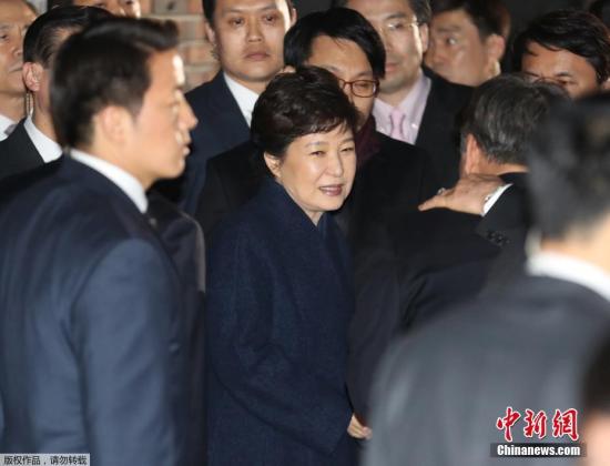 樸槿惠抵達(dá)私宅面帶微笑。