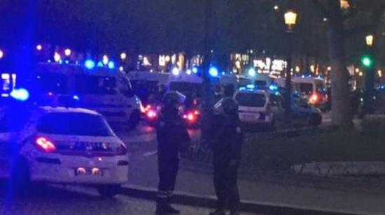 據(jù)英國(guó)廣播公司（BBC）消息，巴黎警方稱，巴黎中部發(fā)生槍擊事件，一名警察死亡，另一名受傷。