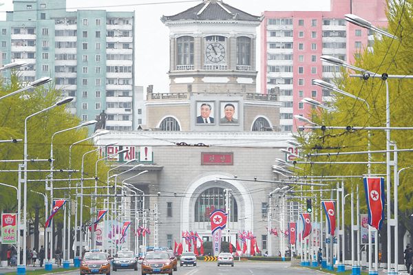 4月25日是朝鮮人民軍建軍85周年紀(jì)念日。圖為24日的平壤街頭。