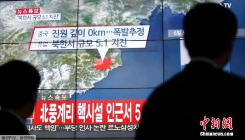 圖三 資料圖：韓國民眾觀看電視對朝鮮媒體試射氫彈的報道。
