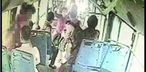 女司機(jī)路見不平一聲吼，小女孩方才脫身 視頻截圖