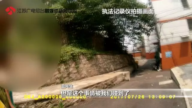 10歲女孩稱(chēng)在小區(qū)內(nèi)被綁架 監(jiān)控畫(huà)面卻是這樣一幕