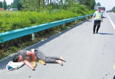 險！一女子躺高速路上睡大覺 漯河交警忙轉(zhuǎn)移保安全