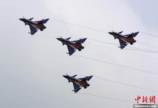 資料圖：殲-10表演機(jī)。<a target='_blank'  _fcksavedurl='http://www.chinanews.com/' _fcksavedurl='http://www.chinanews.com/'>中新社</a>發(fā) 申進(jìn)科 攝