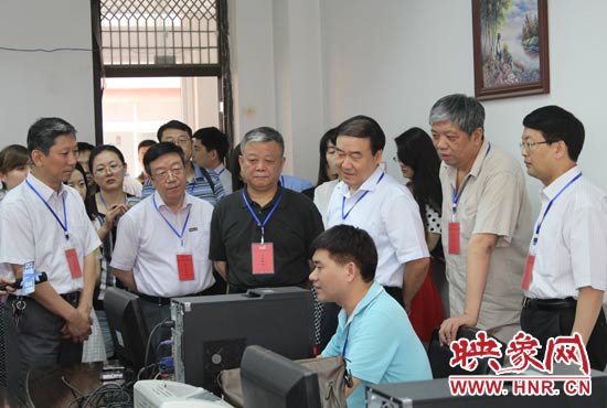 在評卷質(zhì)檢組,工作人員介紹說,今年有四級質(zhì)檢(即小組質(zhì)檢、題組質(zhì)檢、學(xué)科質(zhì)檢、省質(zhì)檢),確保嚴(yán)把質(zhì)量