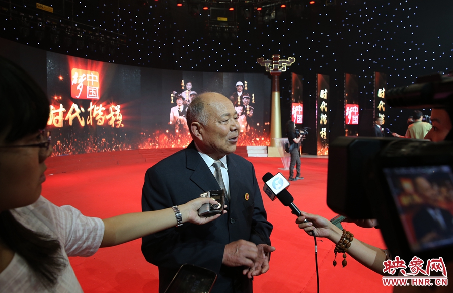 河南鄧州“編外雷鋒團(tuán)”團(tuán)長(zhǎng)宋清梅接受媒體采訪。