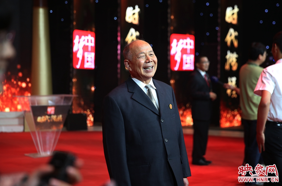 河南鄧州“編外雷鋒團(tuán)”被中宣部授予“時(shí)代楷?！睒s譽(yù)稱(chēng)號(hào)，團(tuán)長(zhǎng)宋清梅非常激動(dòng)和高興。