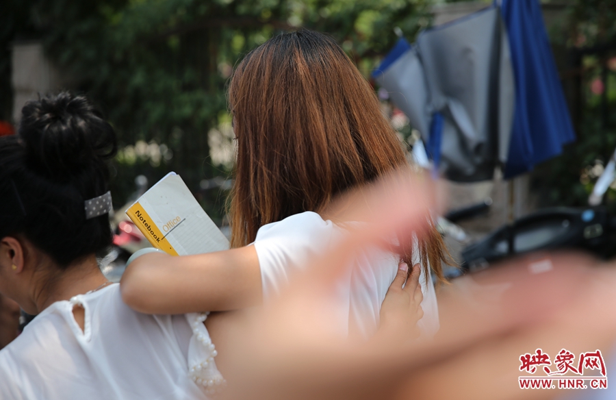 兩名看守攤位的女孩見記者拍照離開現(xiàn)場。