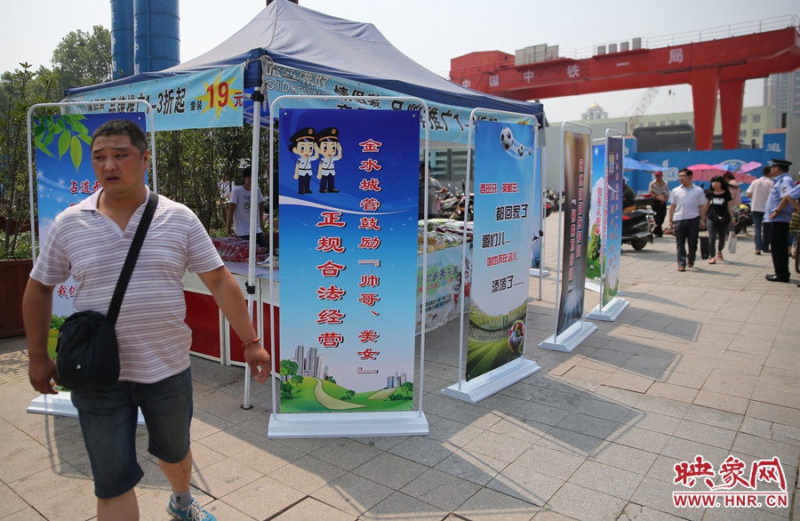 攤位被“圍觀”后，沒有一單生意，過往市民叫好。