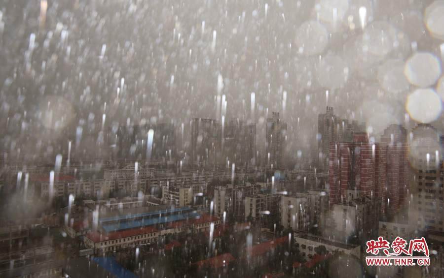 17時25分,鄭州強降雨,紫荊山附近的市民真切地感受到了什么叫大雨傾盆。