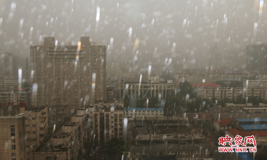 17時25分,鄭州強降雨,紫荊山附近的市民真切地感受到了什么叫大雨傾盆。