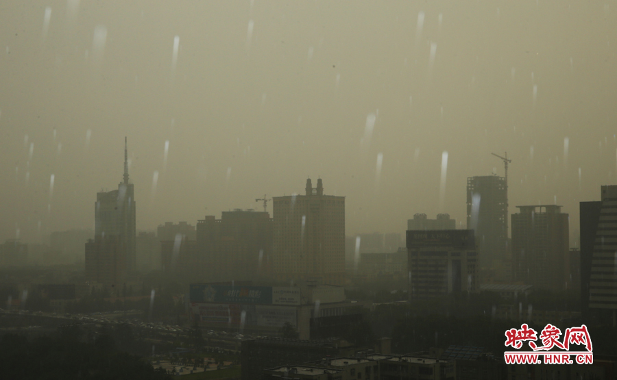 17時29分,鄭州強降雨,紫荊山附近的市民真切地感受到了什么叫大雨傾盆。