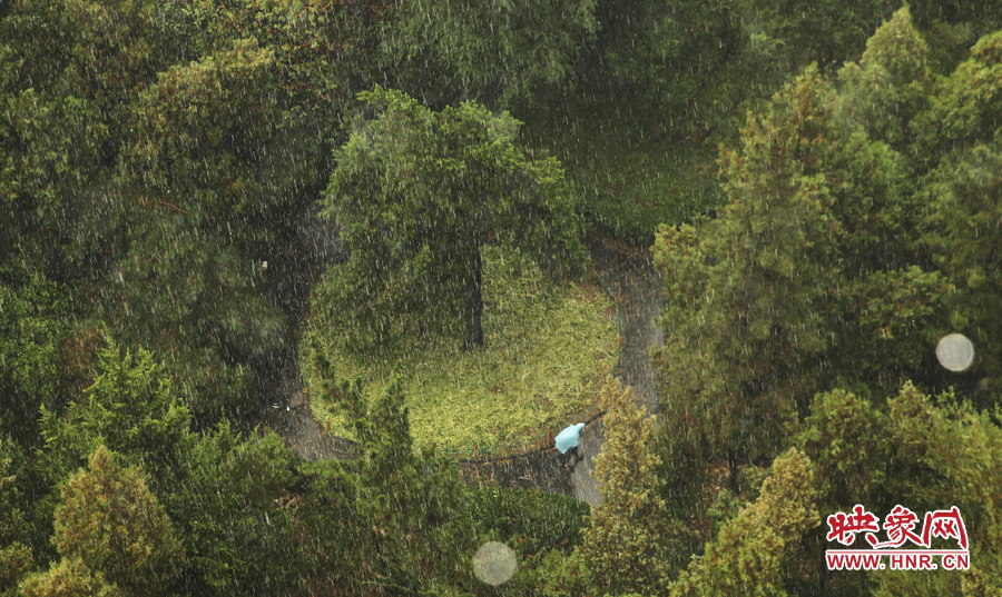17時25分,鄭州強降雨,紫荊山附近的市民真切地感受到了什么叫大雨傾盆。