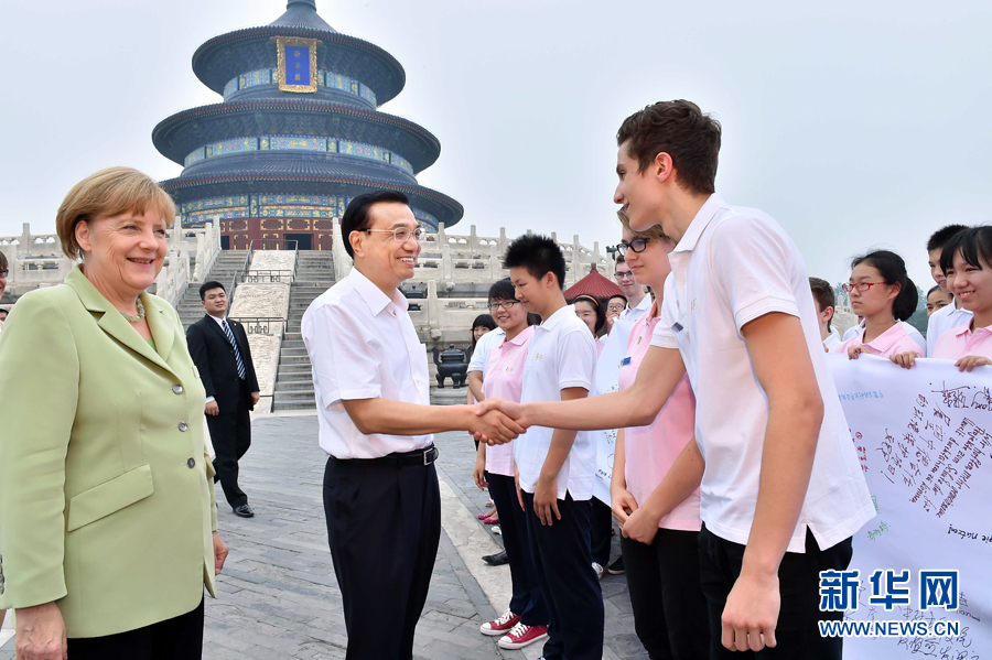 李克強(qiáng)同默克爾與青少年代表親切交流。