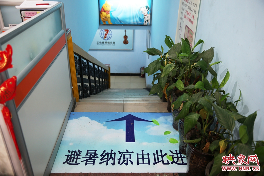 金水區(qū)人防（珠江琴行）納涼點(diǎn)入口處的明顯標(biāo)識。
