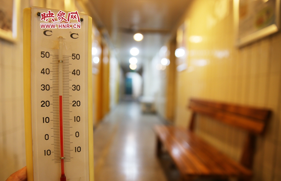 金水區(qū)人防辦（珠江琴行）納涼處溫度為25度。