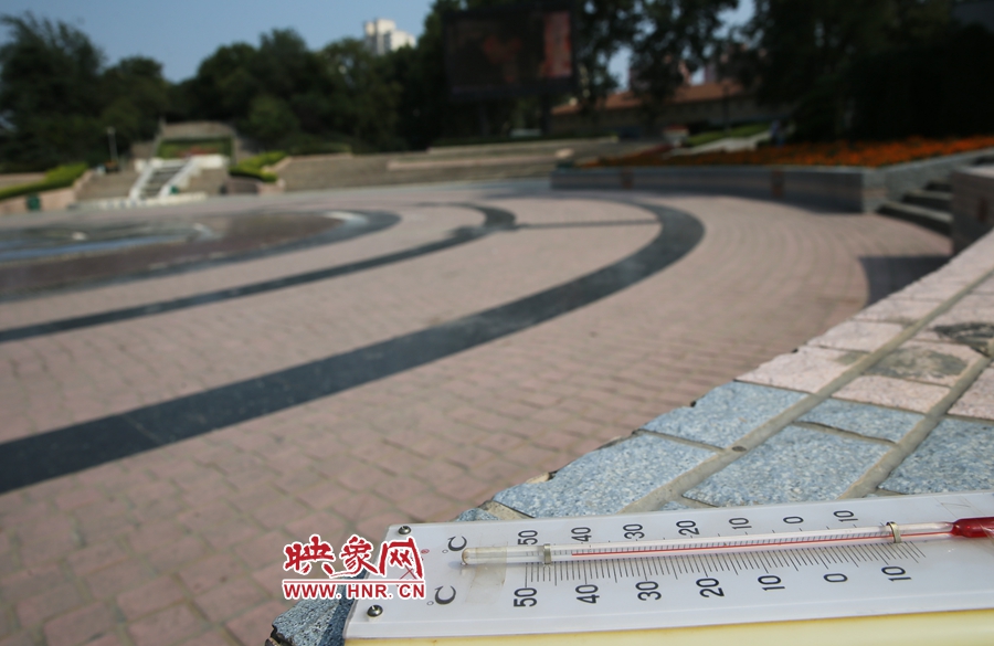 7月8日下午15時(shí)46分，紫荊山公園地表溫度為42度（溫度計(jì)放置地面測量），比人防納涼處高17度。