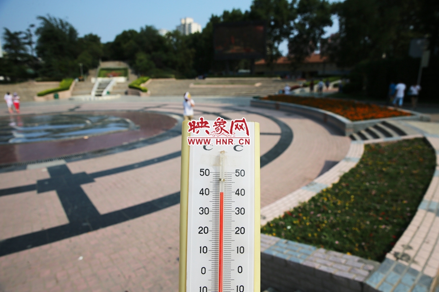 7月8日下午，紫荊山公園氣溫為39度（溫度計(jì)懸空測量），相比人防納涼處高14度。
