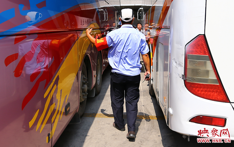 在車場指揮了十來分鐘，調(diào)度員的后背已被汗水浸透