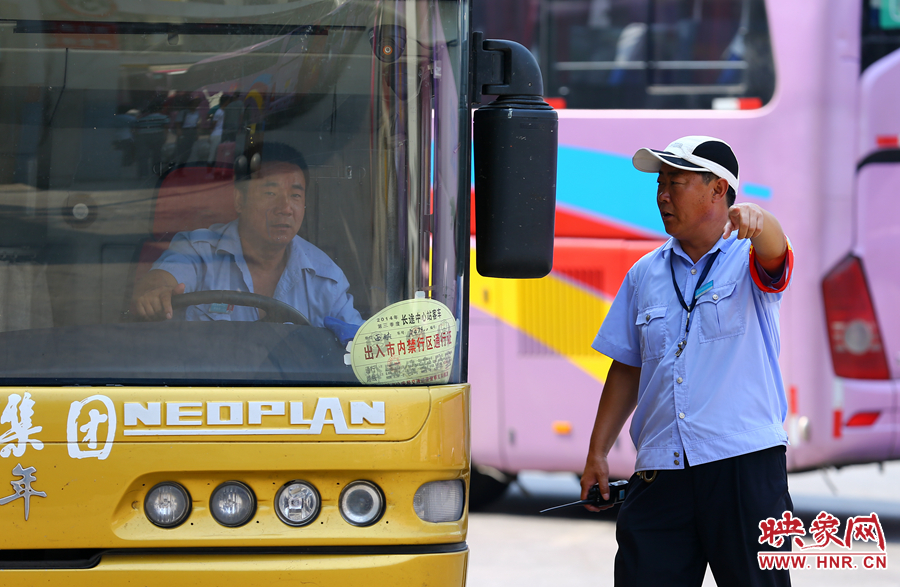 車場內(nèi)眾多汽車發(fā)動機的噪音，使得調(diào)度員和司機交流都需要加大音量