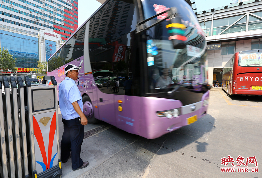 車場內(nèi)車輛順暢時，調(diào)度員還要在門口迎車指揮