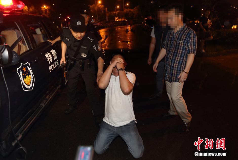 7月24日晚,南京警方將查獲的酒后駕駛車輛的男子控制后,該男子的同伴跪地求情。