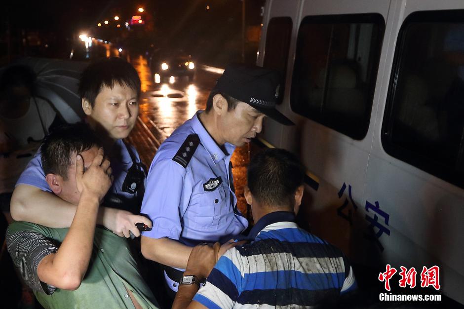 7月24日晚,南京警方將查獲的酒后駕駛車輛的男子控制,該男子涉嫌酒后駕車、肇事逃逸。
