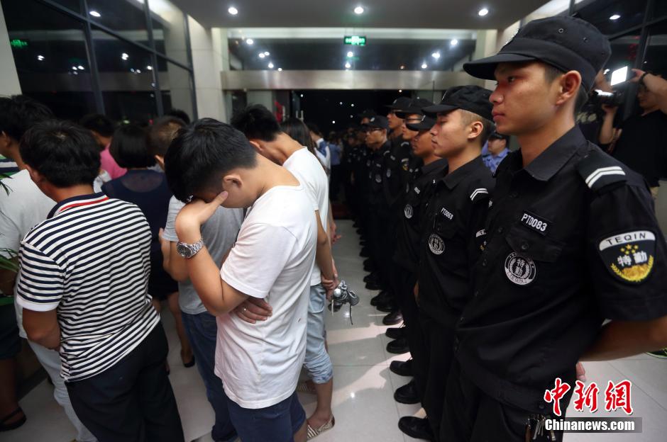 7月24日晚,南京警方將抓獲的以福建、江西、河南、湖北、黑龍江等多個(gè)外省市的涉及傳銷人員集中帶回。