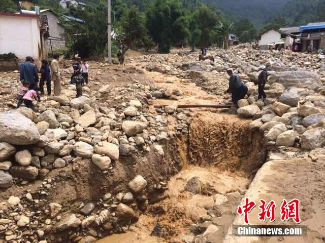 7月28日,云南省保山市隆陽區(qū)瓦房鄉(xiāng)喜坪村上坪小組發(fā)生山洪災害,造成3戶人家9人被沖走。