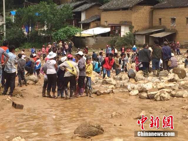 7月28日,云南省保山市隆陽區(qū)瓦房鄉(xiāng)喜坪村上坪小組發(fā)生山洪災害,造成3戶人家9人被沖走。