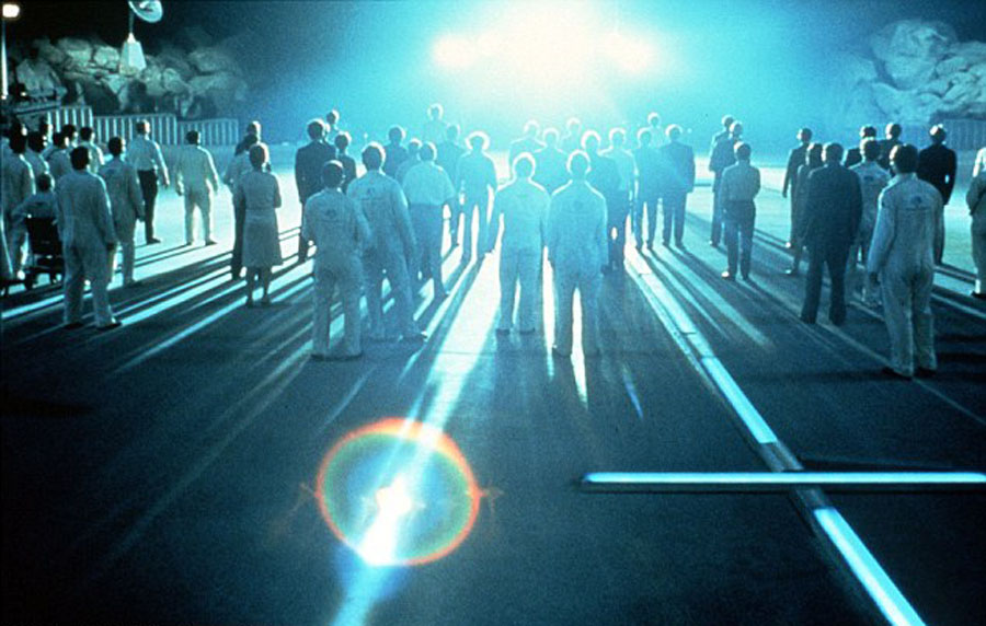 攝影師拍攝到的圖片看上去像科幻電影《第三類接觸》中外星人登陸地球的畫面。