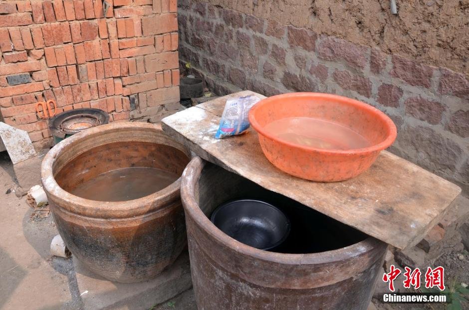 每天排隊取水，廢水循環(huán)使用已成為該村老少的生活習(xí)慣。