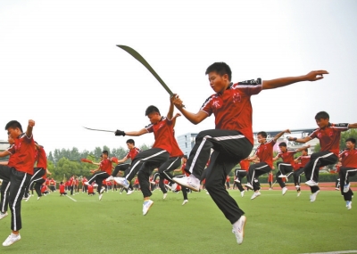 7月1日學(xué)員乘坐20多輛大巴奔赴南京適應(yīng)場地和排練節(jié)目,每天武術(shù)基本功訓(xùn)練必不可少。
