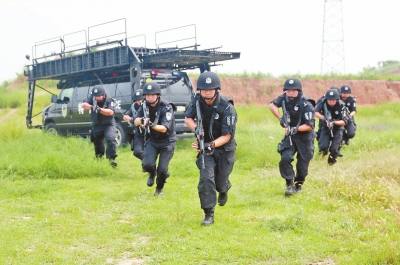 在拍攝現(xiàn)場(chǎng)，特警隊(duì)員下車后快速出擊。記者張琮攝影