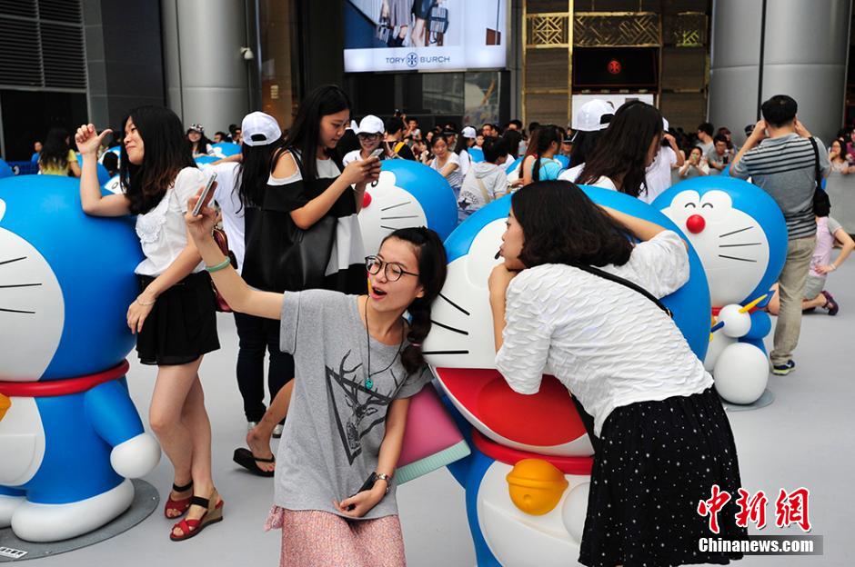 圖為成都民眾與哆啦A夢合影留念。