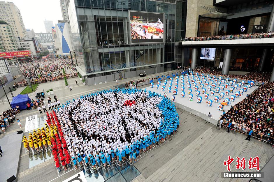圖為來自全國各地的1293名粉絲共同完成史上最大的哆啦A夢拼圖。
