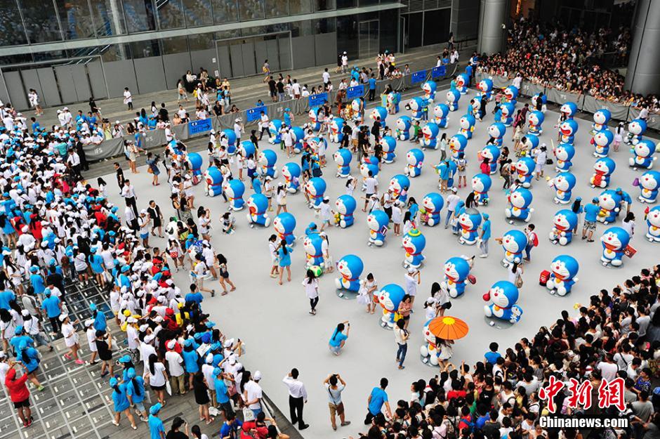 圖為成都民眾狂熱追捧哆啦A夢。