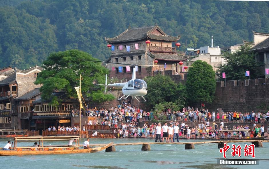 鳳凰偶遇節(jié)上演“冰桶挑戰(zhàn)” 直升機低空潑水