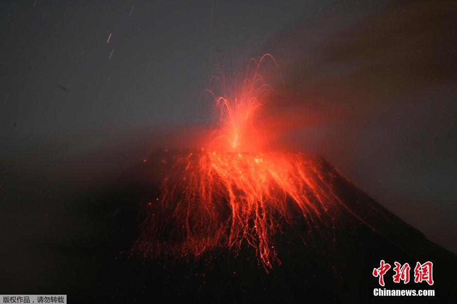當(dāng)?shù)貢r間8月24日，厄瓜多爾通古拉瓦火山噴發(fā)，熔巖噴出宛如末世。
