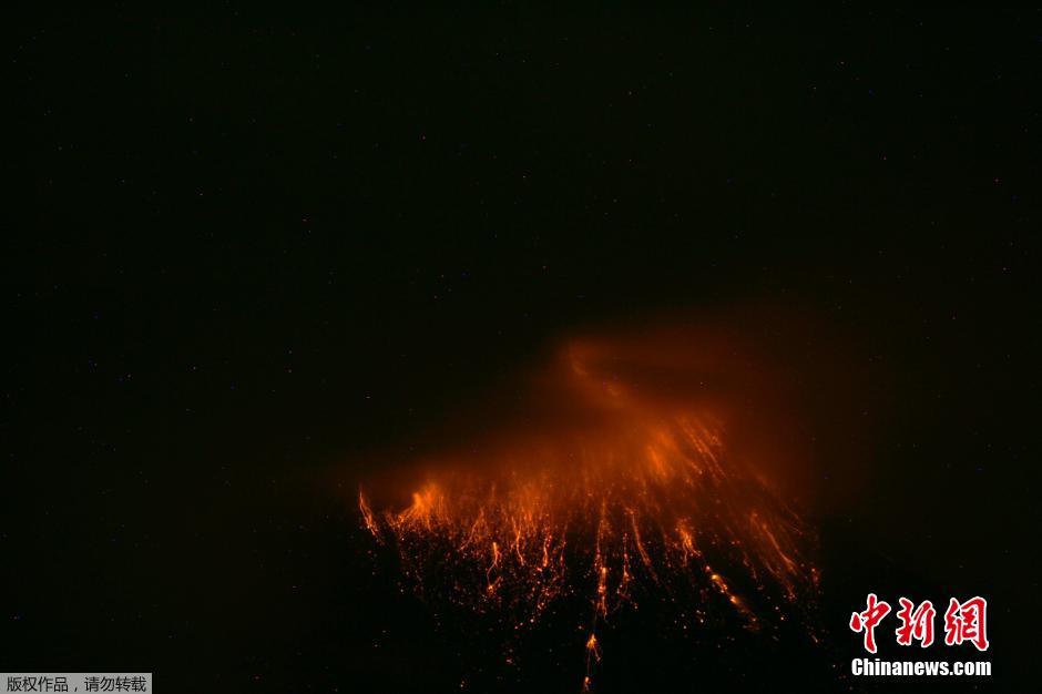 當(dāng)?shù)貢r間8月24日，厄瓜多爾通古拉瓦火山噴發(fā)，熔巖噴出宛如末世。