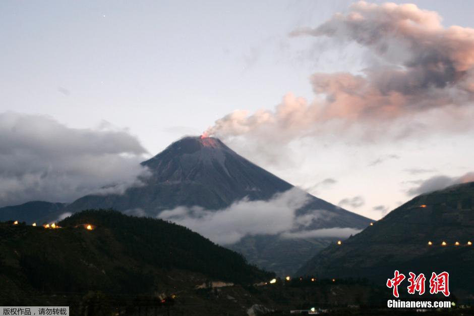 當(dāng)?shù)貢r間8月24日，厄瓜多爾通古拉瓦火山噴發(fā)，熔巖噴出宛如末世。